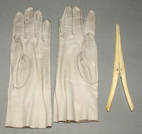   Antique 1920s Woman Leather Gloves With Bone Stretcher In Travel Case