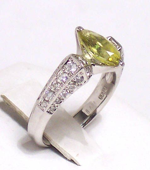 STUNNING PLATINUM DIAMONDS & GREEN BERYL SOLITAIRE RING  